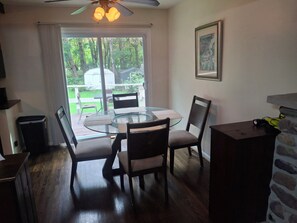 Dining - Spacious 4-bedroom house in pleasant Rochester with AC (Rochester)
