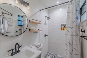 Douche, sèche-cheveux, serviettes fournies, savon