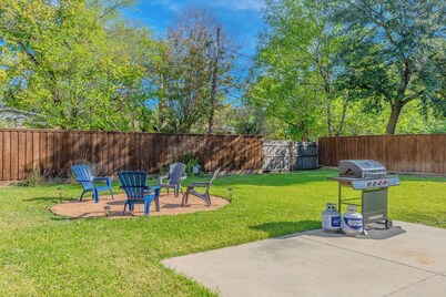 Perfect 3-bedroom house w/ Smart TV, Patio, in peaceful Dallas neighborhood