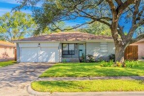 Exterior - Perfect 3-bedroom house w/ Smart TV, Patio, in peaceful Dallas neighborhood (Dallas)