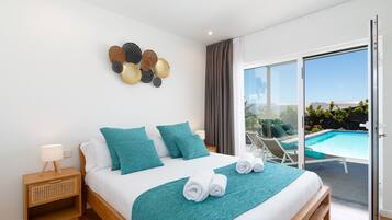 Tabla de planchar con plancha, wifi y ropa de cama