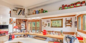 A spacious kitchen with a dining area, a television, and a variety of kitchen appliances. - Terrace, fireplace or stove, tv, 100m², Champagny-en-Vanoise (Champagny-en-Vanoise)