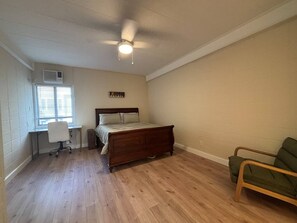 A bedroom with a bed, a desk, a chair, and a ceiling fan. - Poolside 1BR in the Heart of Central Austin (Austin)