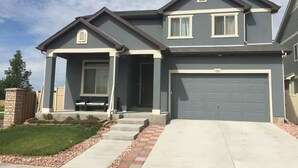Exterior - Comfy/Spacious 5BR Home Near DIA / Fits Groups / with Patio (Denver)