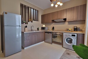 A modern kitchen with a refrigerator, dishwasher, oven, and washing machine. - Seaview Villa, Pool, Bikes, Wi-Fi & Garden in Makadi Heights. Beach access (Hurghada)