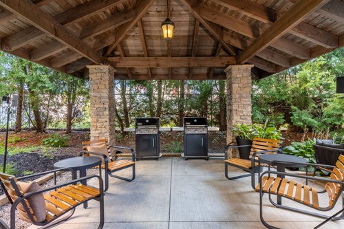Modern 1BR Suite w/ 2 King | Hot Breakfast + Pool