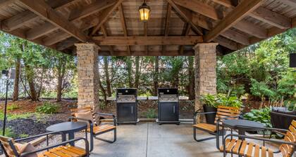 Modern 1BR Suite w/ 2 King | Hot Breakfast + Pool