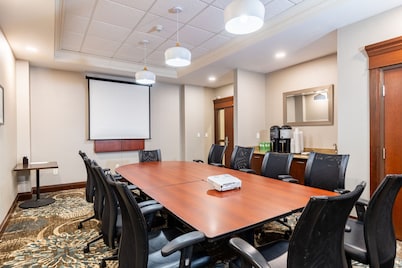 Modern 1BR Suite w/ 2 King | Hot Breakfast + Pool