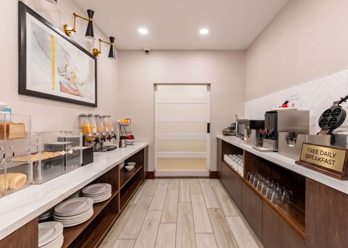 Accessible 2BR Suite | Roll Shower & Hot Breakfast