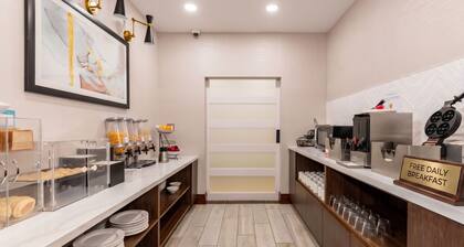 Accessible 2BR Suite | Roll Shower & Hot Breakfast