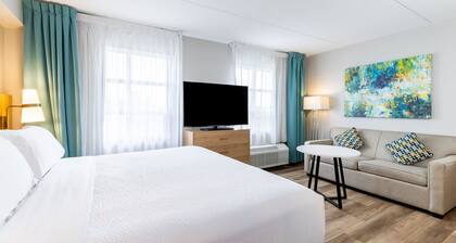 King Studio w/ Jetted Tub | Pool + Hot Breakfast