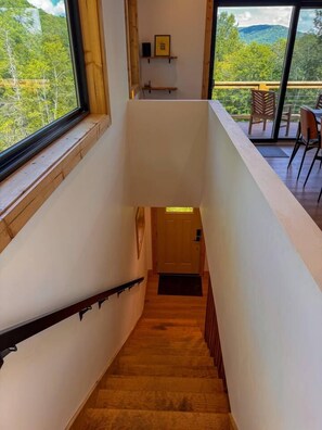 Eine Holztreppe mit Blick auf grüne Natur.