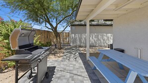 Outdoor dining - New 2BD Apt - Roosevelt Row/Downtown Phoenix (Phoenix)