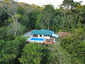 A house with a swimming pool surrounded by dense tropical vegetation. - Casa Mirador, a jungle retreat near the beach (Baru)