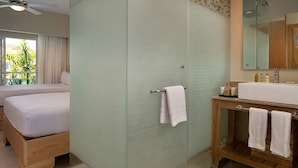Khăn tắm, xà phòng, dầu gội, giấy vệ sinh 