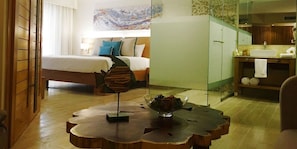 Ein Hotelzimmer mit Bett, Bad und Essbereich mit einem einzigartigen Tischdesign.