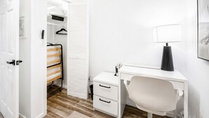 Bathroom - First floor stay with shared pool near Yale (New Haven)