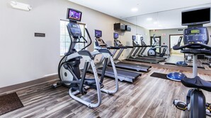 Academia com esteiras, elípticos e bicicletas ergométricas.