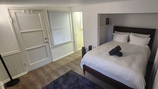 Unclassified image, 1 of 8, button - Adorable studio in Hawthorne perfect for your next getaway. (Hawthorne)