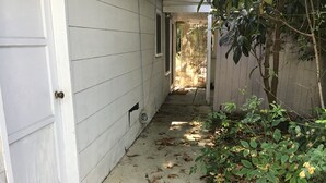 Exterior detail - Adorable studio in Hawthorne perfect for your next getaway. (Hawthorne)