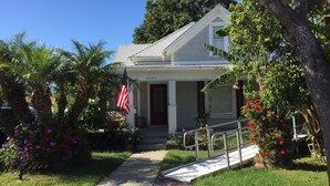 Exterior - Adorable studio in Hawthorne perfect for your next getaway. (Hawthorne)