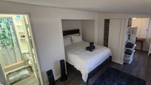 Room - Adorable studio in Hawthorne perfect for your next getaway. (Hawthorne)