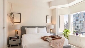 Room - Contemporary Yorkville 2BR Condo (Toronto)