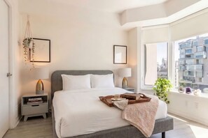 Room - Contemporary Yorkville 2BR Condo (Toronto)