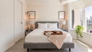 Room - Contemporary Yorkville 2BR Condo (Toronto)