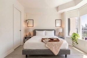 Room - Contemporary Yorkville 2BR Condo (Toronto)