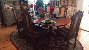 Dining - Berkshires 4br/2ba. Avail Fall, Winter, & Spring. (Hallandale Beach)