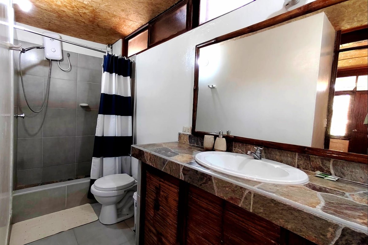 Standard Quadruple Room, Pool View | Bathroom