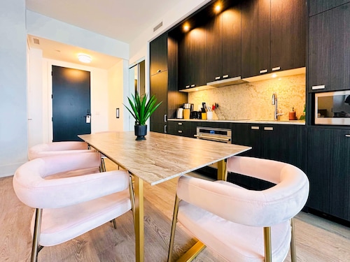 Modern Downtown Toronto Retreat on Front Street