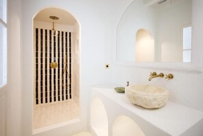 A bathroom with a white sink, gold fixtures, and a large mirror. - Canalejas 3 Vejer (Vejer de la Frontera)