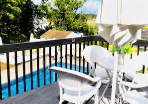 Outdoor dining - Upstairs stay with shared pool near Yale (New Haven)