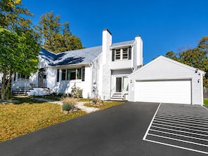 Exterior - Upstairs stay with shared pool near Yale (New Haven)