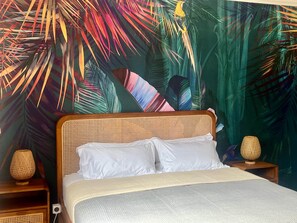 A bed with white bedding, a woven headboard, and two bedside lamps on wooden nightstands. - Lakaz Poz 3 - Chambre double - 200m de la mer (Albion)