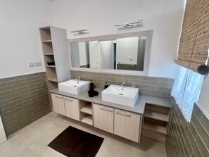 A modern bathroom with two sinks, a large mirror, and a towel rack. - Lakaz Poz 3 - Chambre double - 200m de la mer (Albion)