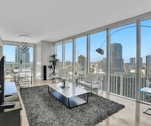 Unwind in this cozy vacation rental with sleek decor, natural light, and a relaxing vibe—ideal for short stays or extended getaways. - 2 Combined Corner Units! 4BR | Sleeps 10 (Miami)