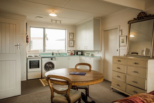 Cherry Tree Cottage - Te Anau Holiday Home