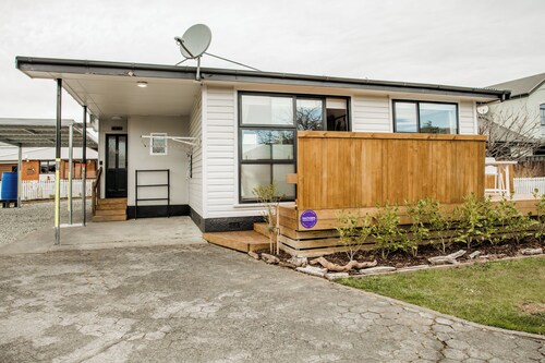 Cherry Tree Cottage - Te Anau Holiday Home