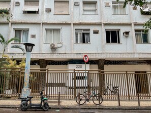 A multi-story residential building with a gated entrance, numbered 228, and a no-parking sign. - Charming Apartment 5 Min From Copacabana Beach - Sf415 (Rio de Janeiro)