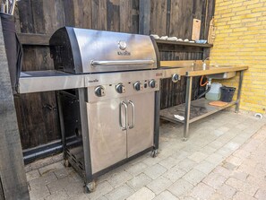 A Char-Broil gas grill with four burners, a side table, and a metal sink. - 4 Person Holiday Home in Bindslev (Bindslev)