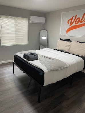 Room - Vols Fan Cave UT-Themed 2BR Close to Campus (Knoxville)