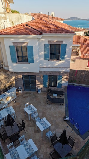 Habitación estándar, vistas a la ciudad | Piscina | Una piscina al aire libre (de 11:00 a 18:00), tumbonas