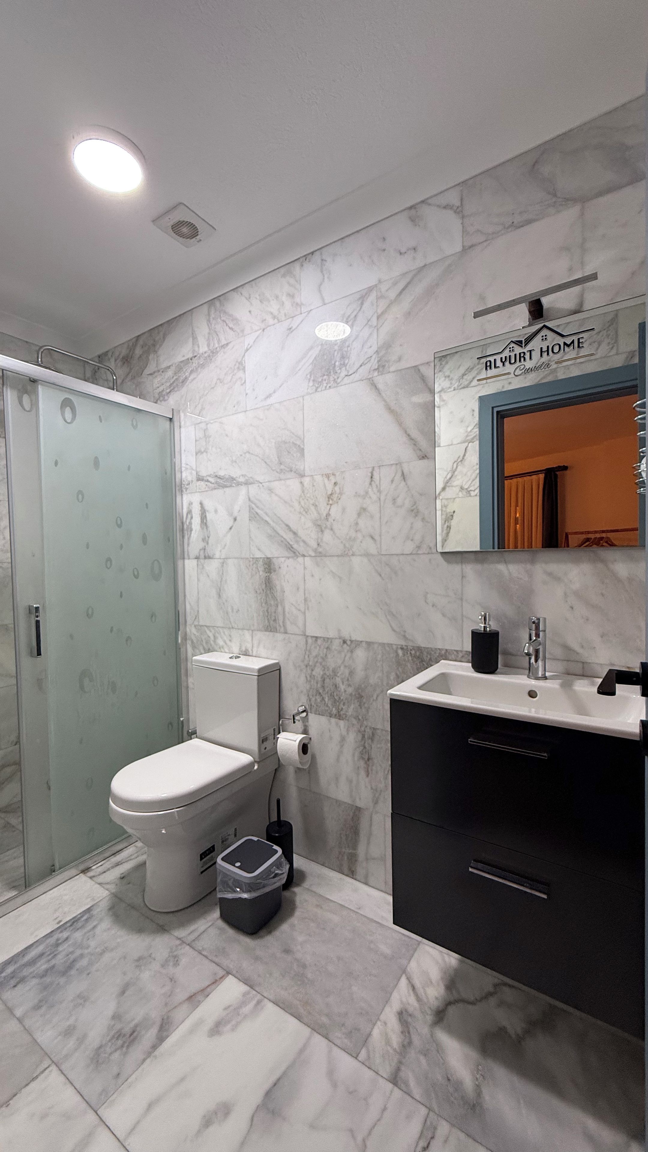 Standard Room, City View | Bathroom | Shower, towels, shampoo, toilet paper