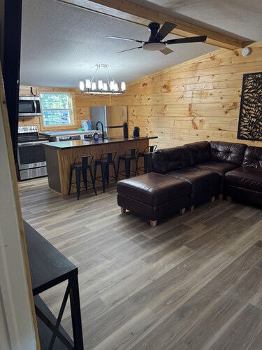 Sassafras B - a Cozy 2-bedroom cabin in quaint East Bernstadt with AC