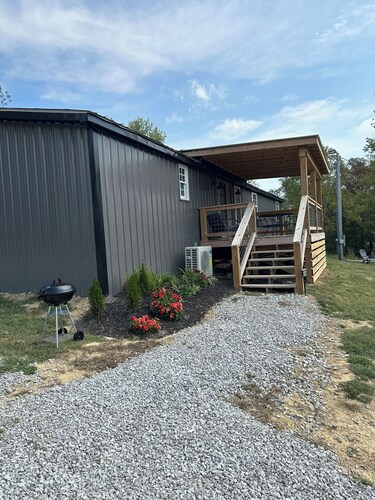 Sassafras B - a Cozy 2-bedroom cabin in quaint East Bernstadt with AC