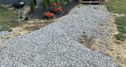 Sassafras B - a Cozy 2-bedroom cabin in quaint East Bernstadt with AC