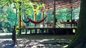 Outdoor dining - Rainforest Riverside Retreat Lake Arenal. Enjoy your family & friends getaway! (Tilaran)